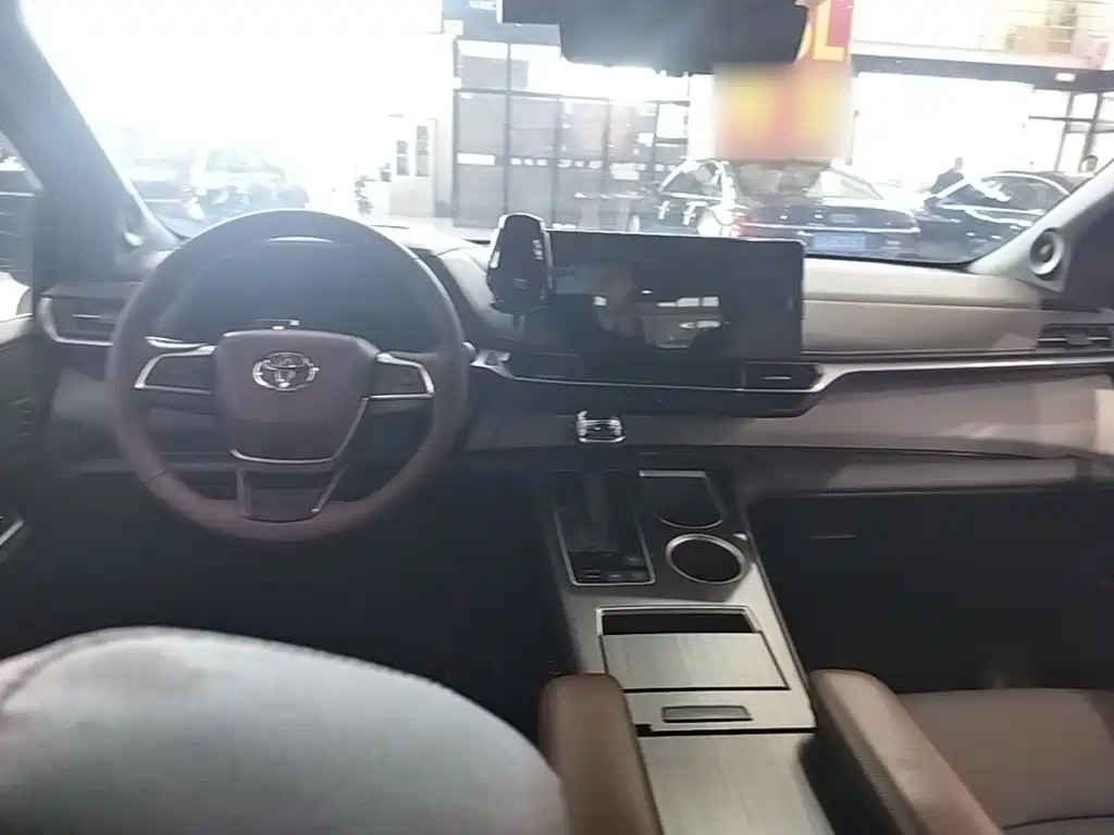 Toyota Granvia — фото 10