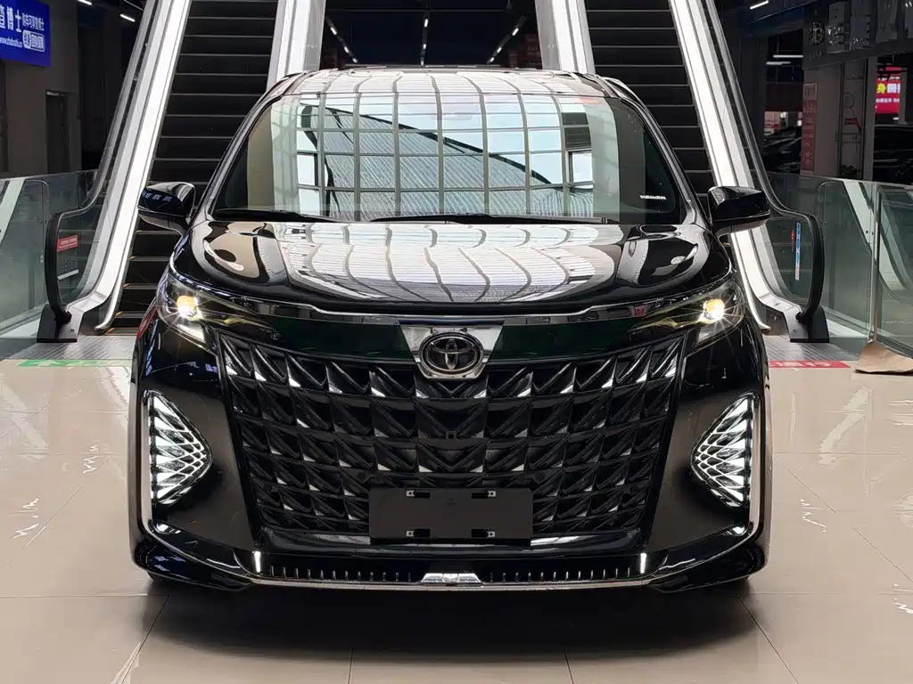Toyota Granvia — фото 2