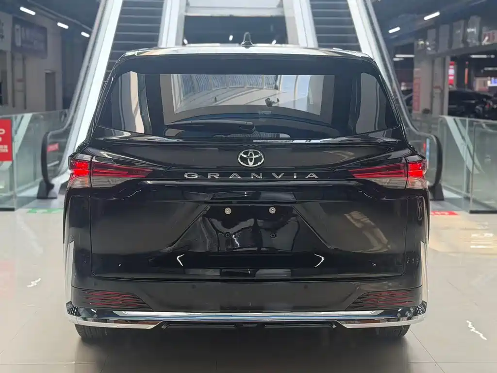 Toyota Granvia — фото 13