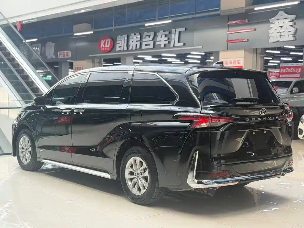 Toyota Granvia — фото 14