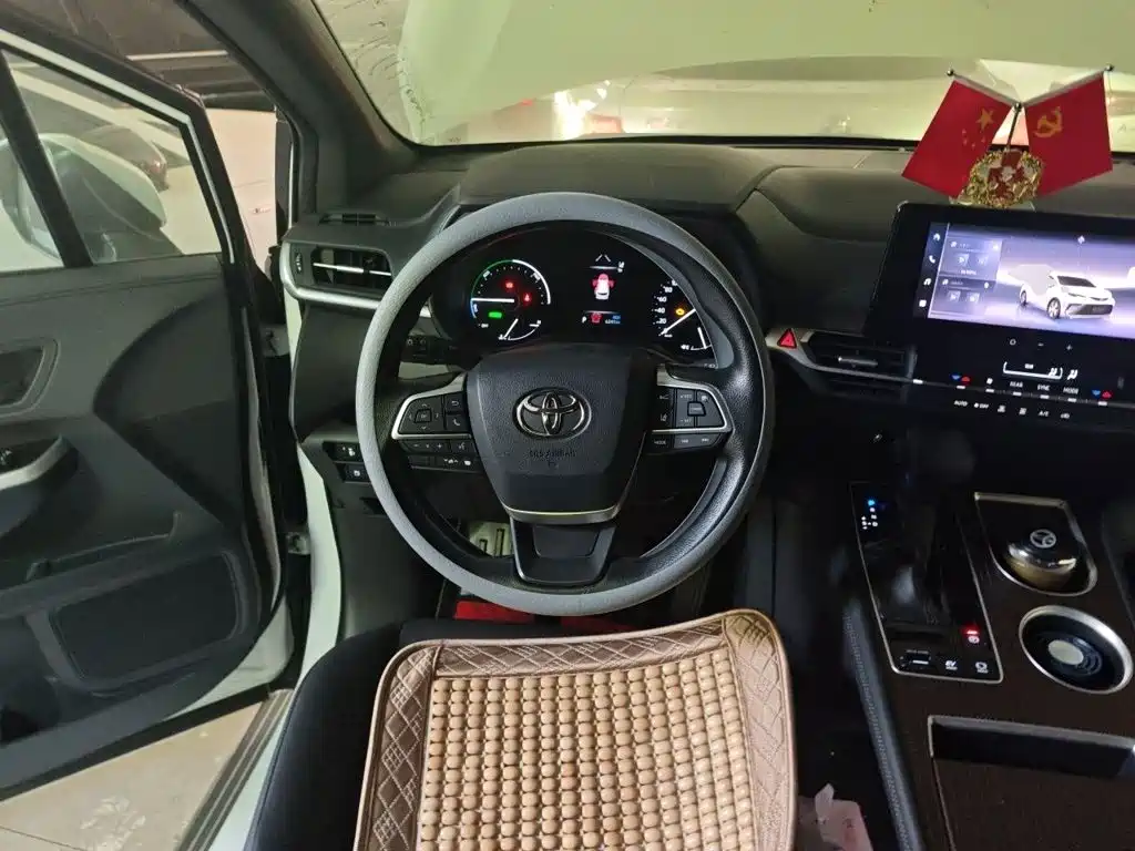 Toyota Granvia — фото 3