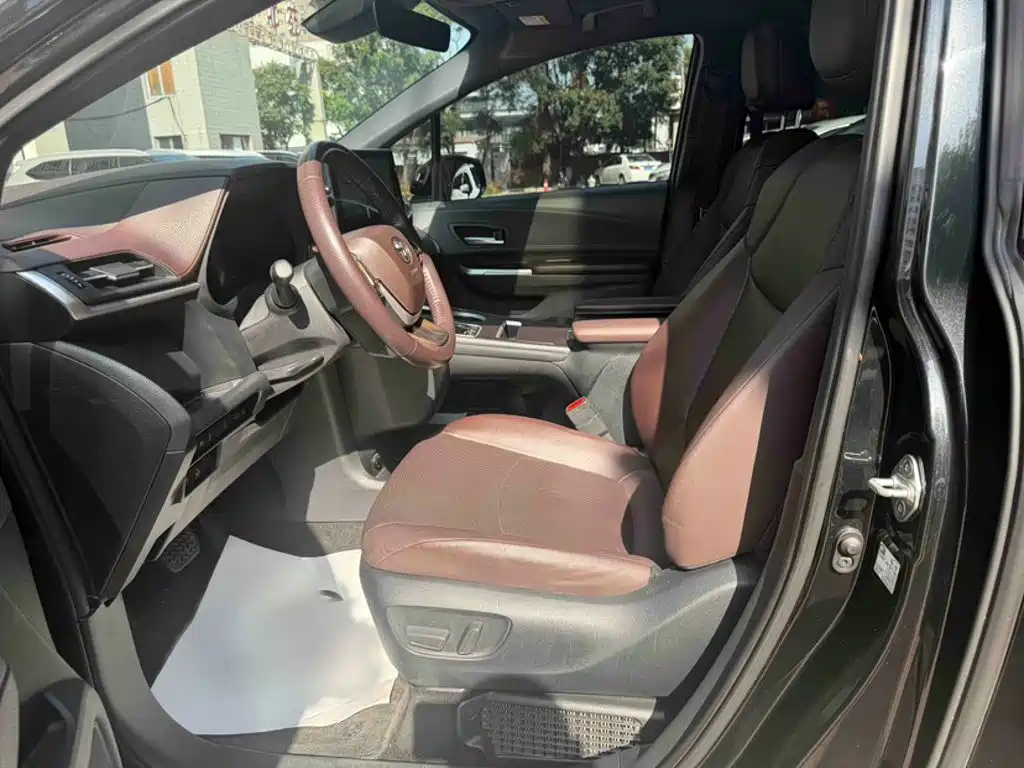 Toyota Granvia — фото 17
