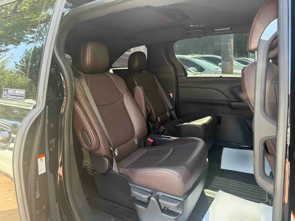 Toyota Granvia — фото 6