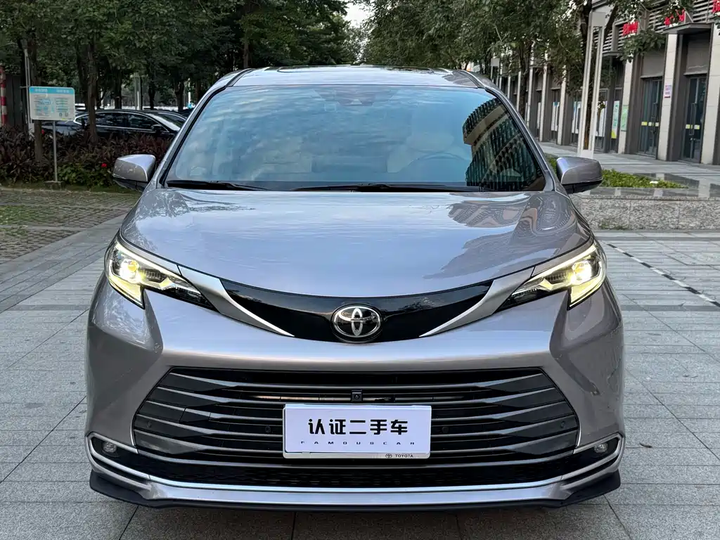 Toyota Sienna — фото 2
