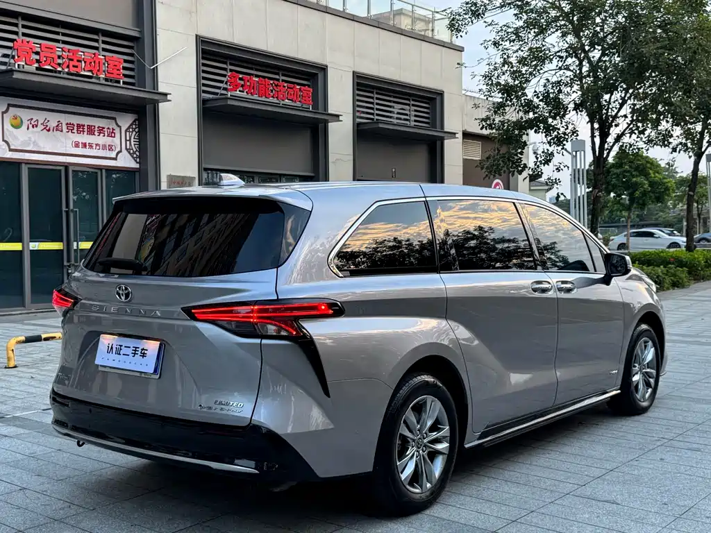 Toyota Sienna — фото 11
