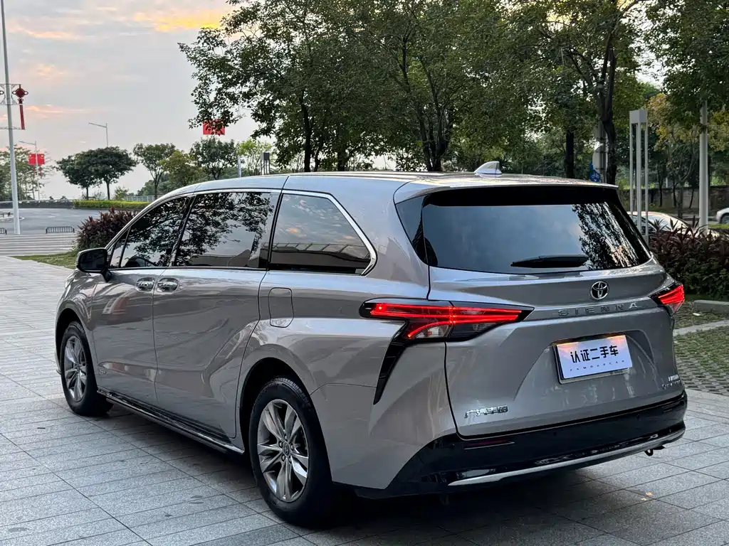 Toyota Sienna — фото 13