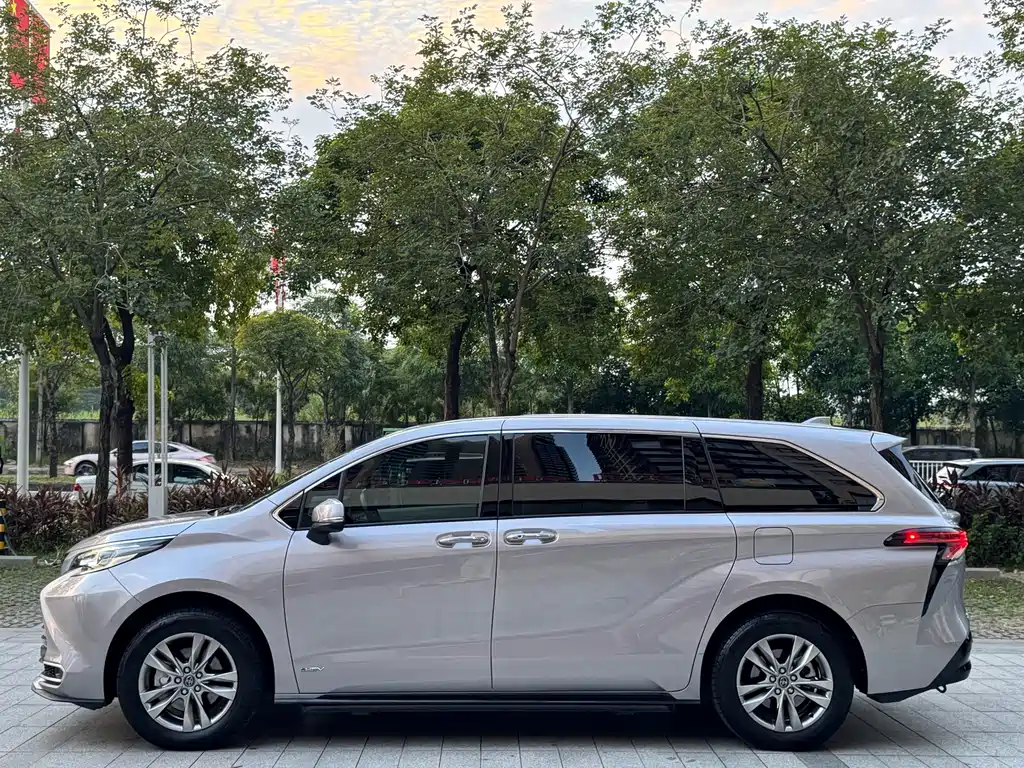 Toyota Sienna — фото 14