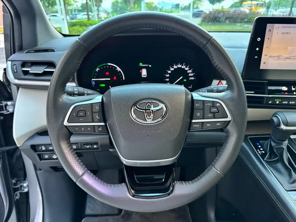 Toyota Sienna — фото 10
