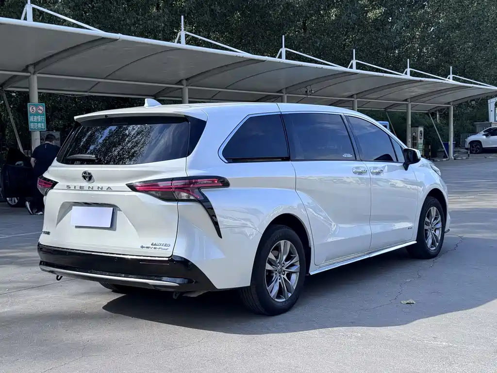 Toyota Sienna — фото 3