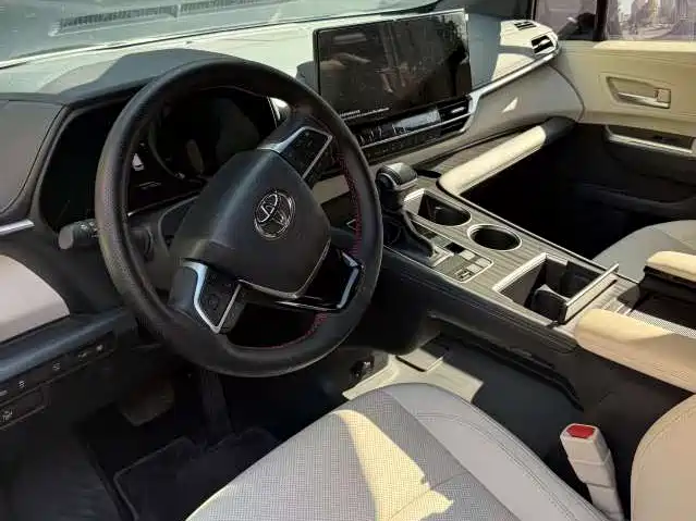 Toyota Sienna — фото 3