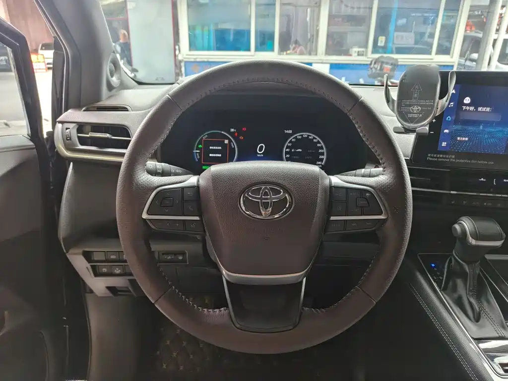 Toyota Sienna — фото 11
