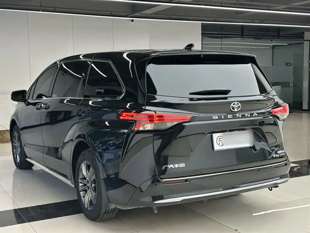 Toyota Sienna — фото 11