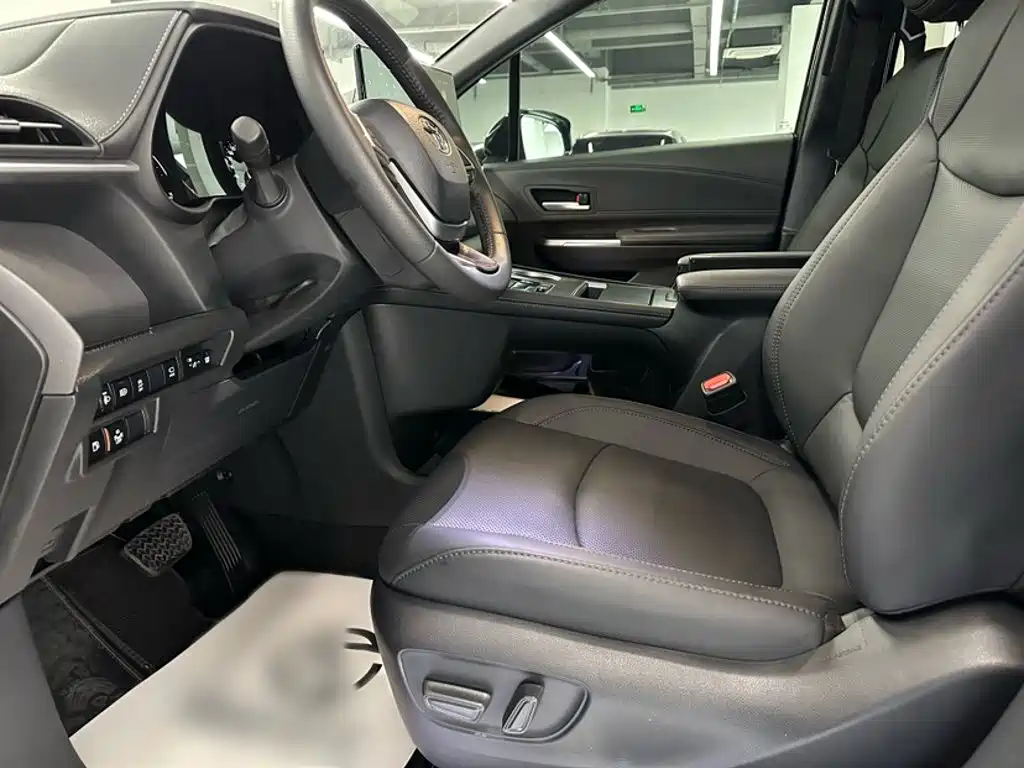 Toyota Sienna — фото 18