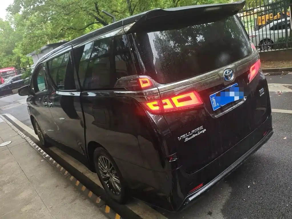 Toyota Vellfire — фото 2