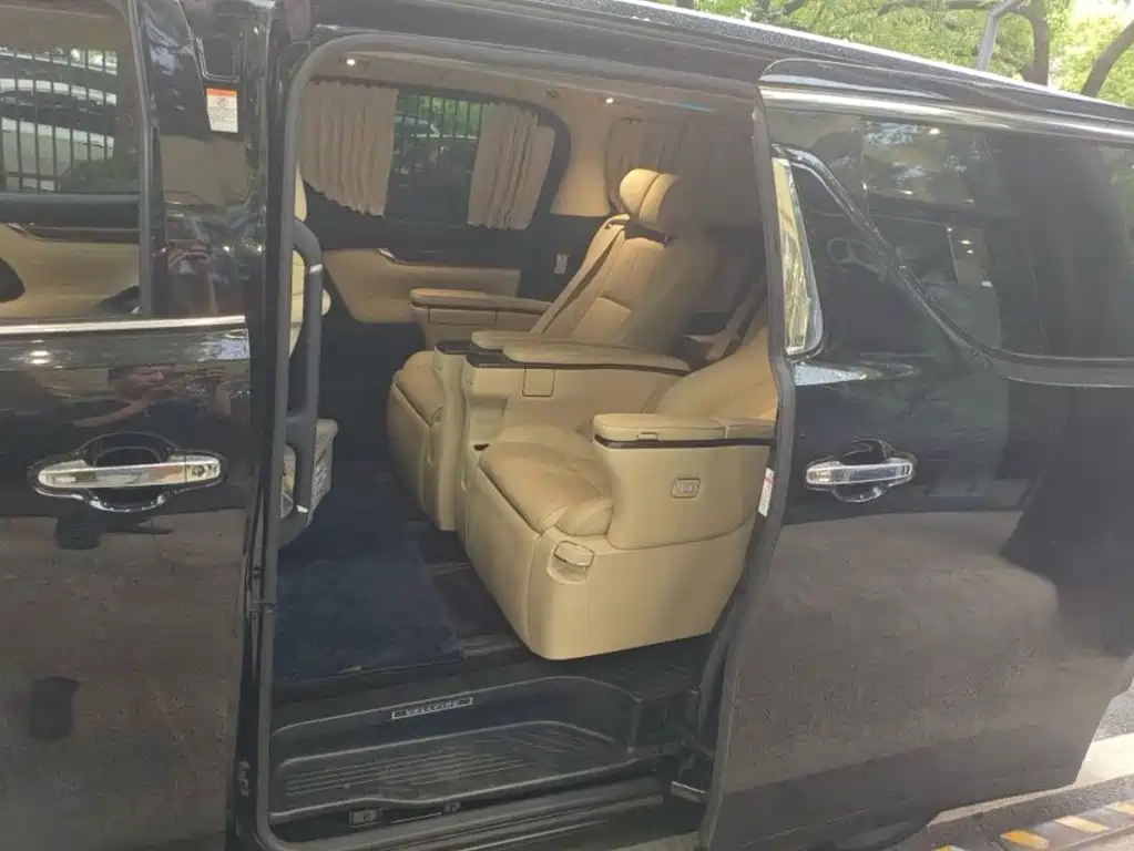 Toyota Vellfire — фото 4