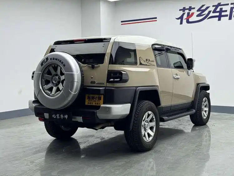 Toyota FJ Cruiser — фото 2