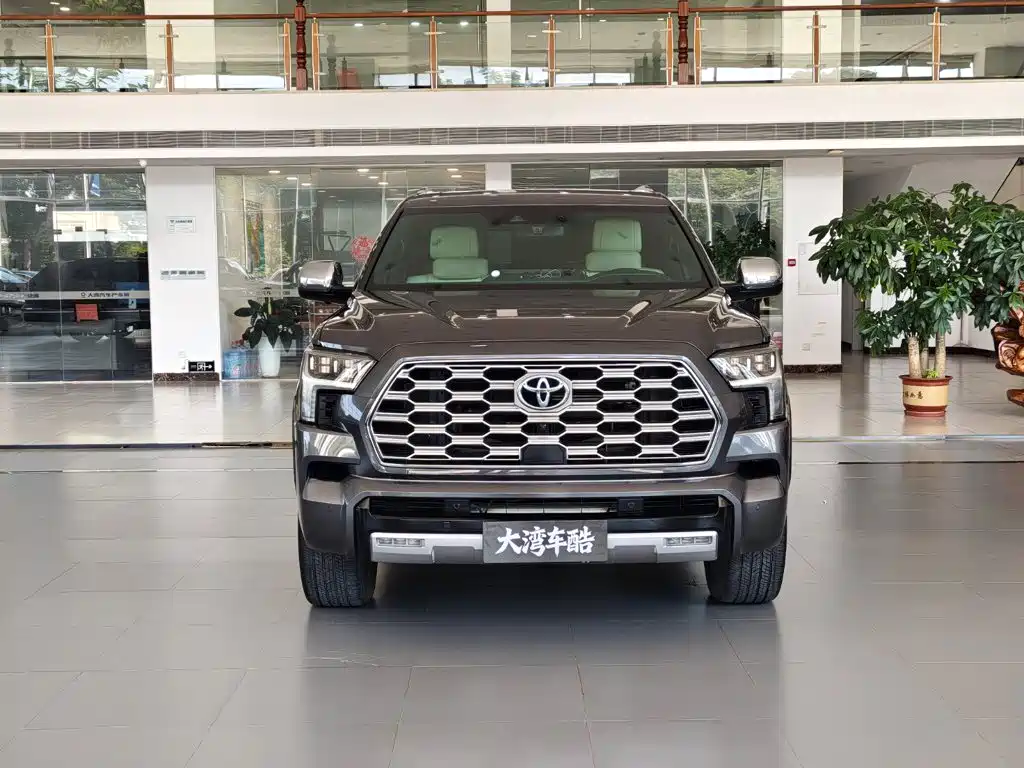 Toyota Sequoia — фото 3