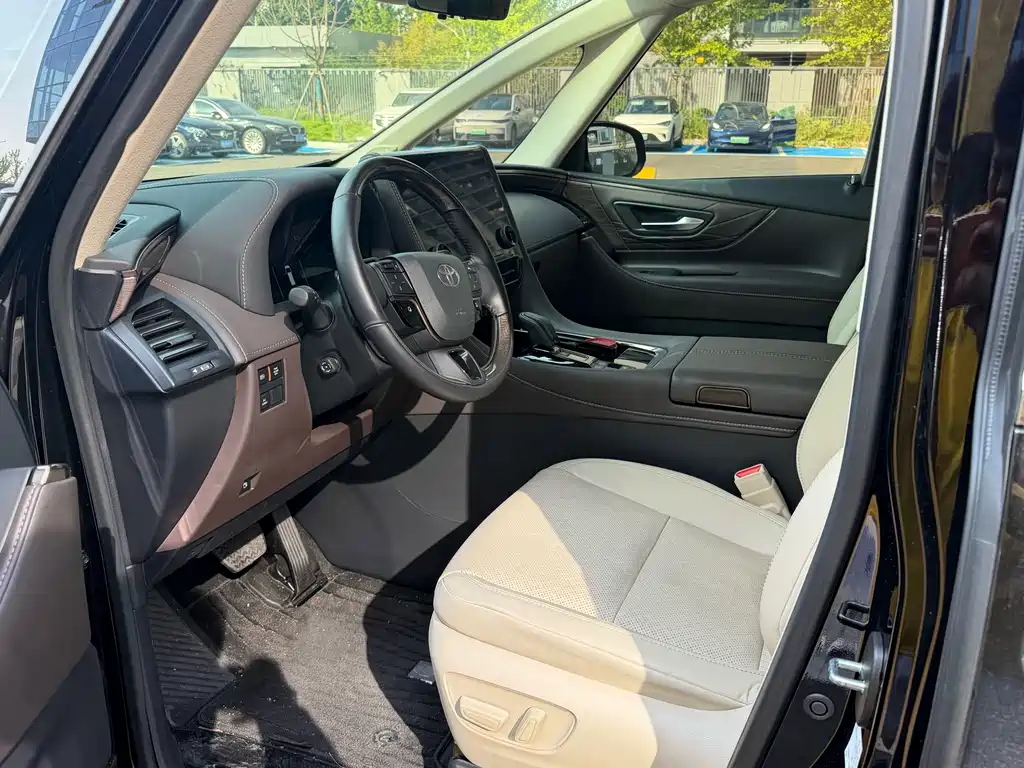 Toyota Alphard — фото 5