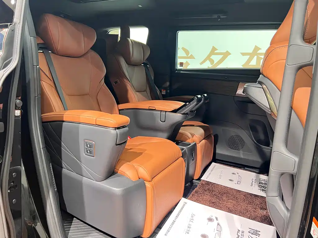 Toyota Alphard — фото 11