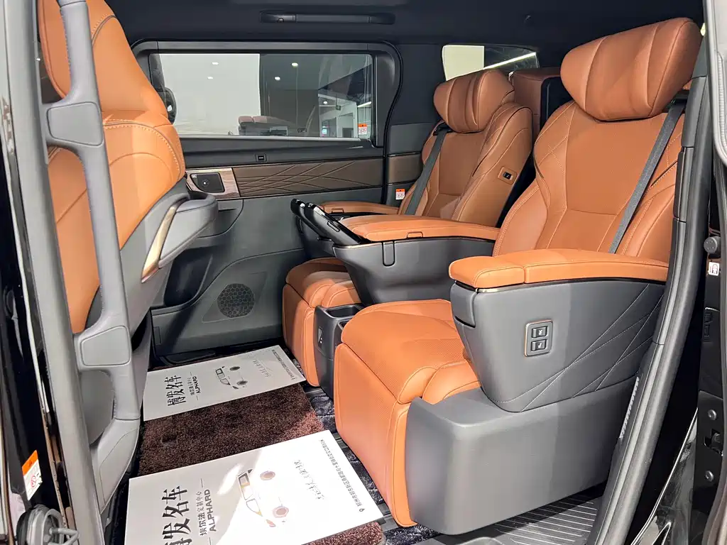 Toyota Alphard — фото 13