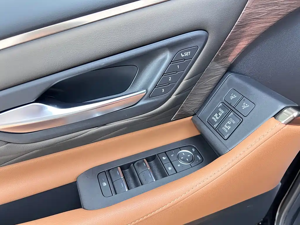 Toyota Alphard — фото 17