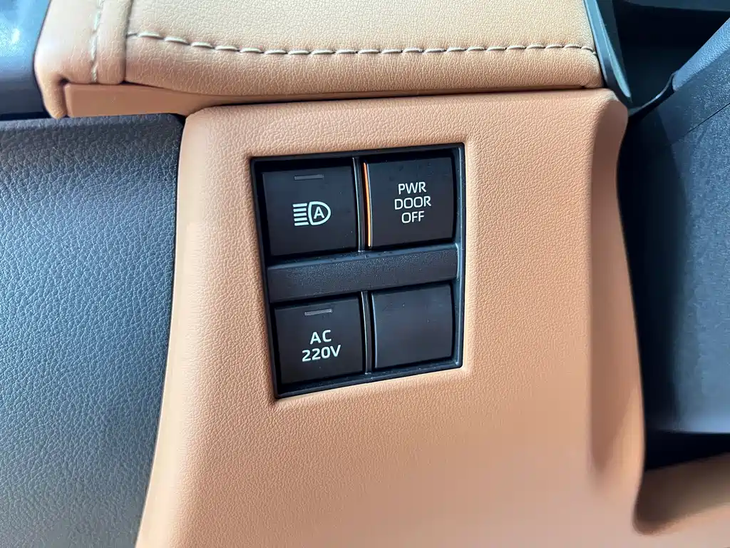 Toyota Alphard — фото 19
