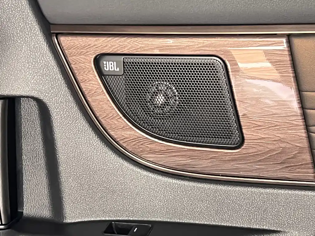 Toyota Alphard — фото 29