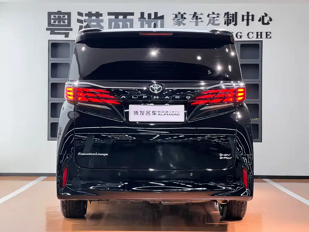 Toyota Alphard — фото 7