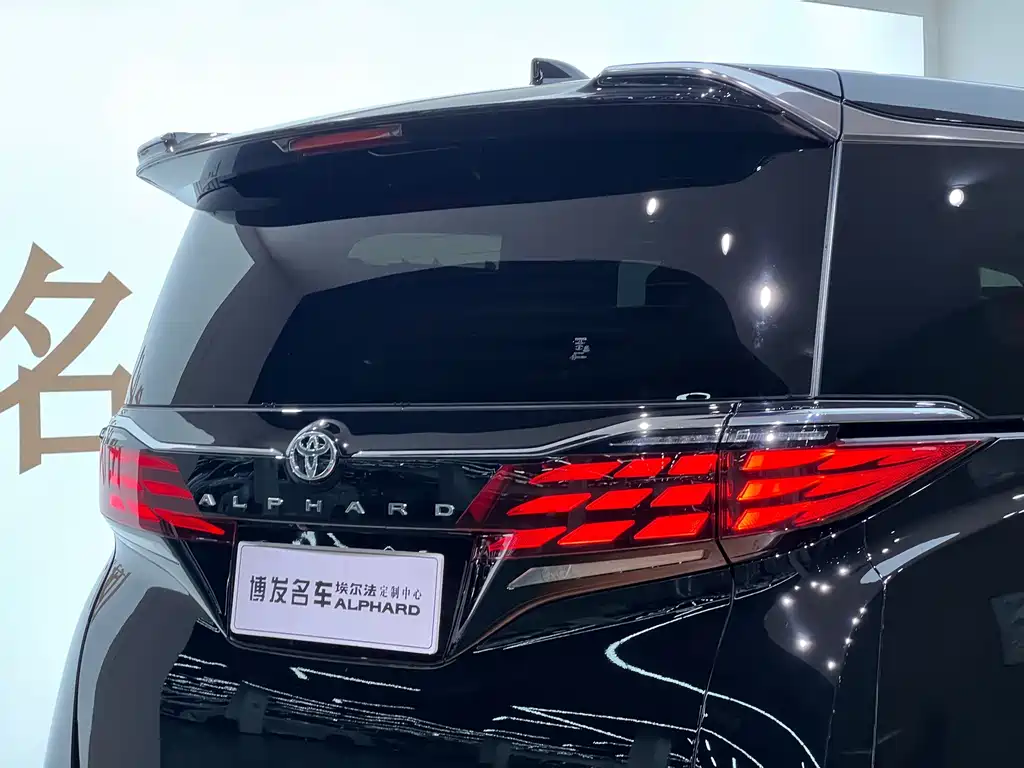 Toyota Alphard — фото 9