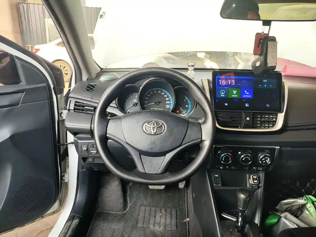 Toyota Yaris L — фото 11