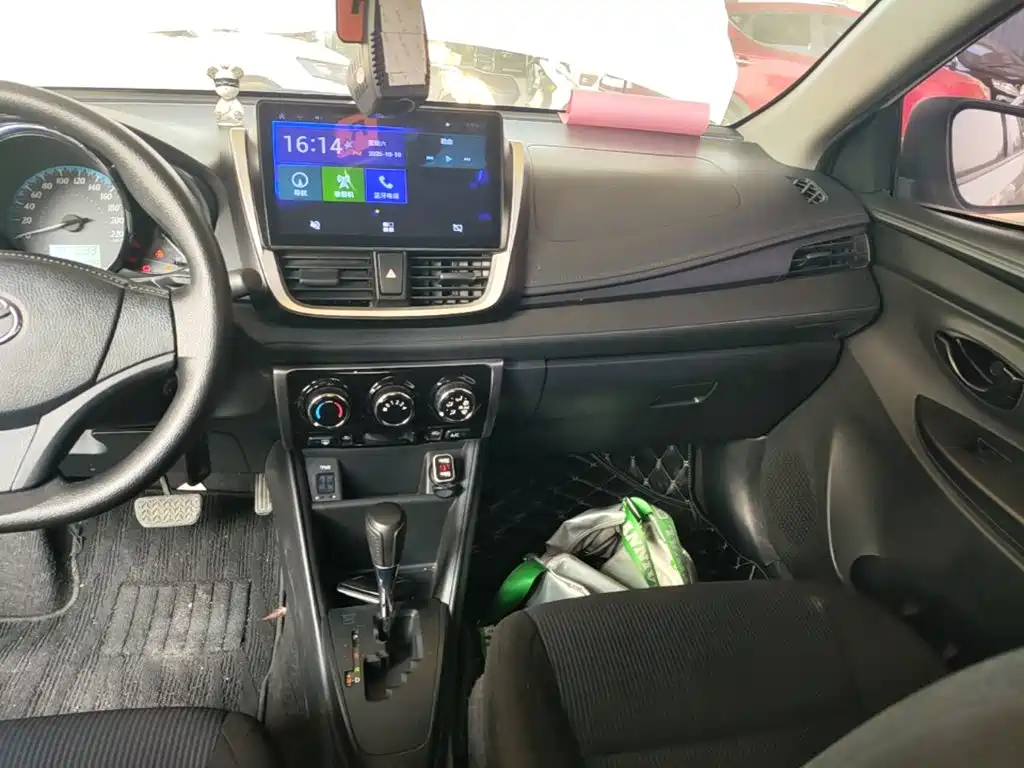 Toyota Yaris L — фото 13