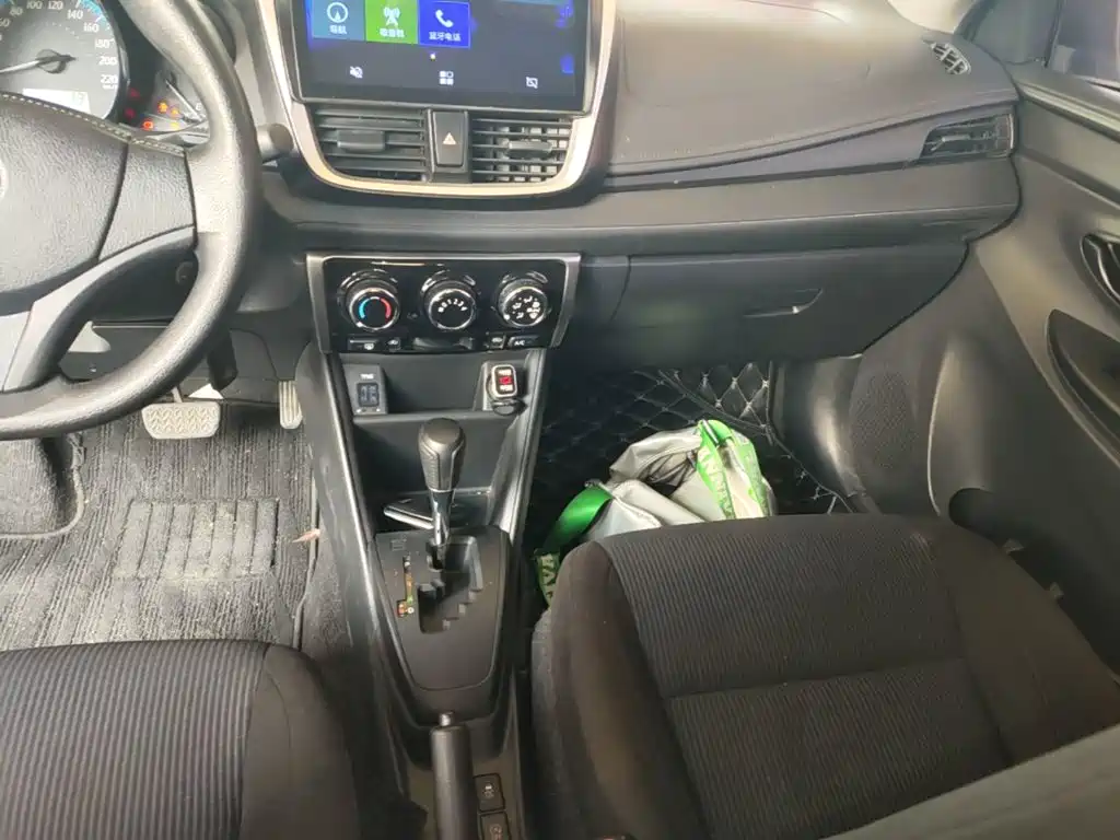 Toyota Yaris L — фото 14