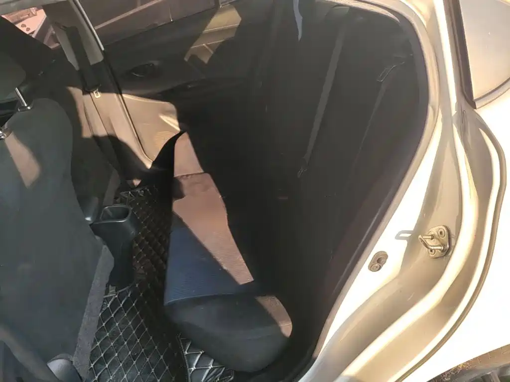 Toyota Yaris L — фото 17
