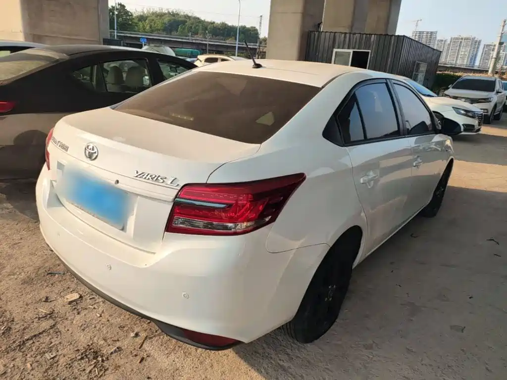 Toyota Yaris L — фото 7