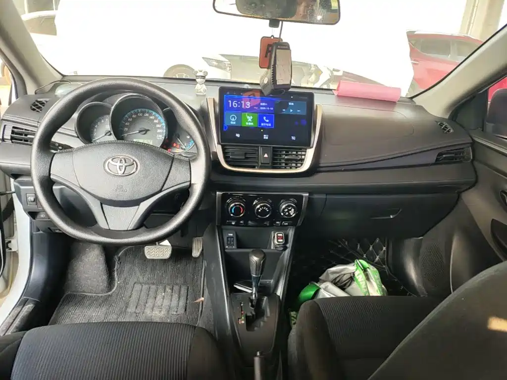 Toyota Yaris L — фото 10