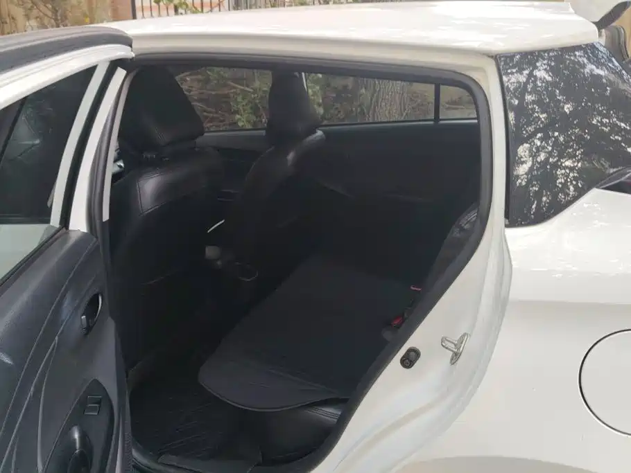Toyota Yaris L — фото 11