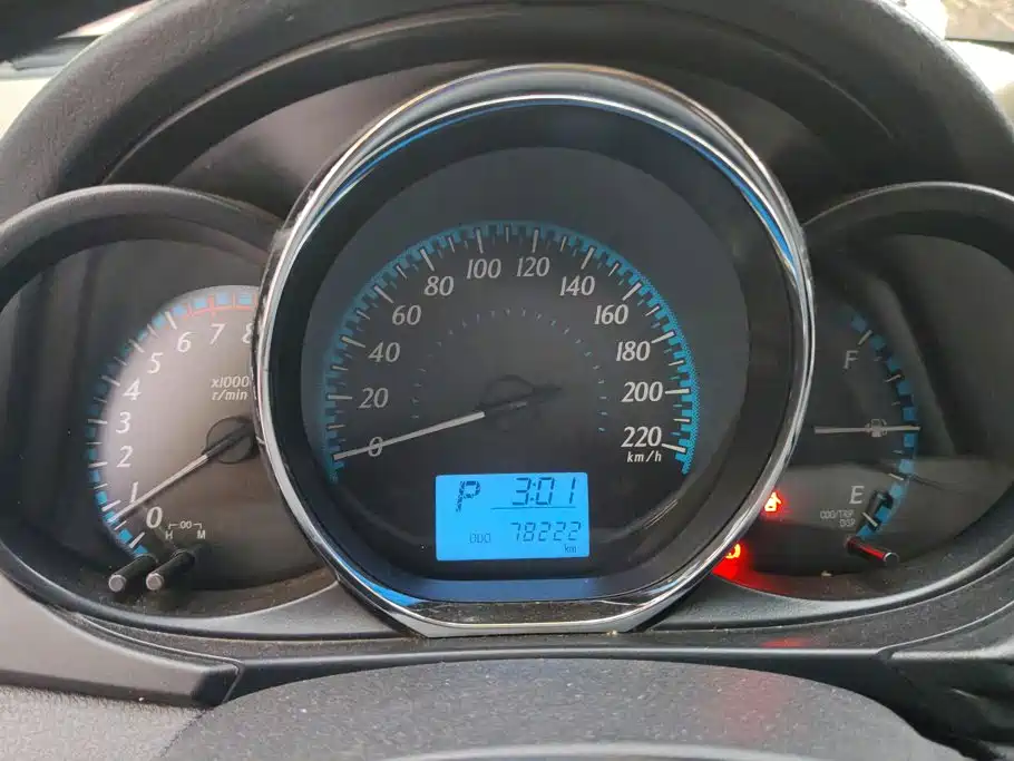 Toyota Yaris L — фото 14