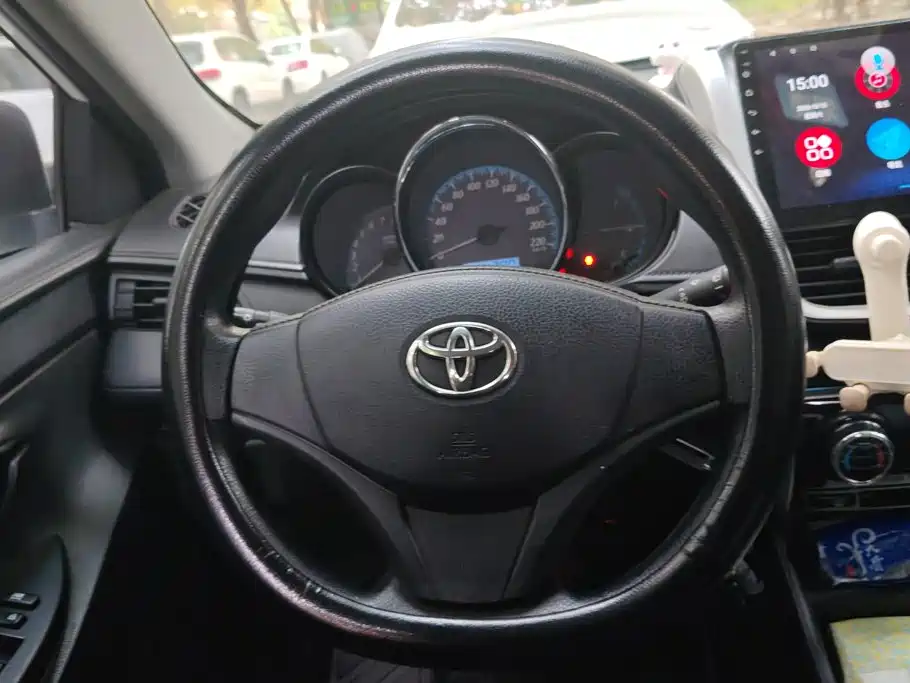 Toyota Yaris L — фото 15
