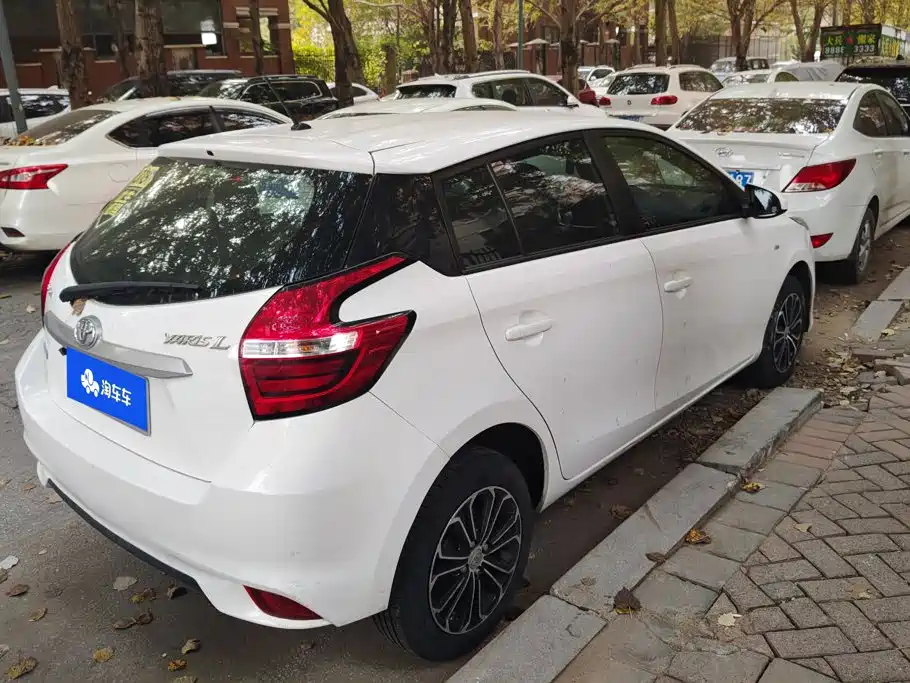 Toyota Yaris L — фото 3