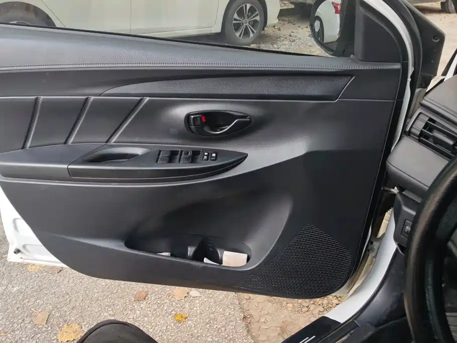 Toyota Yaris L — фото 7