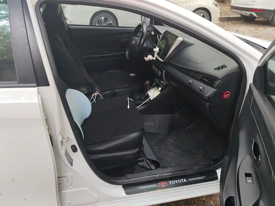 Toyota Yaris L — фото 8