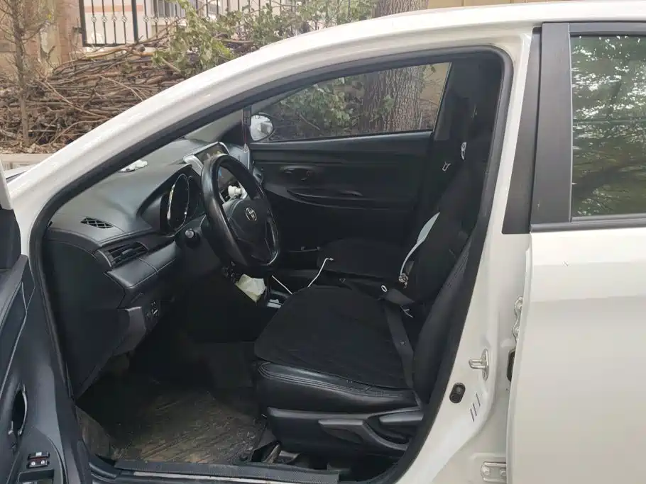 Toyota Yaris L — фото 9