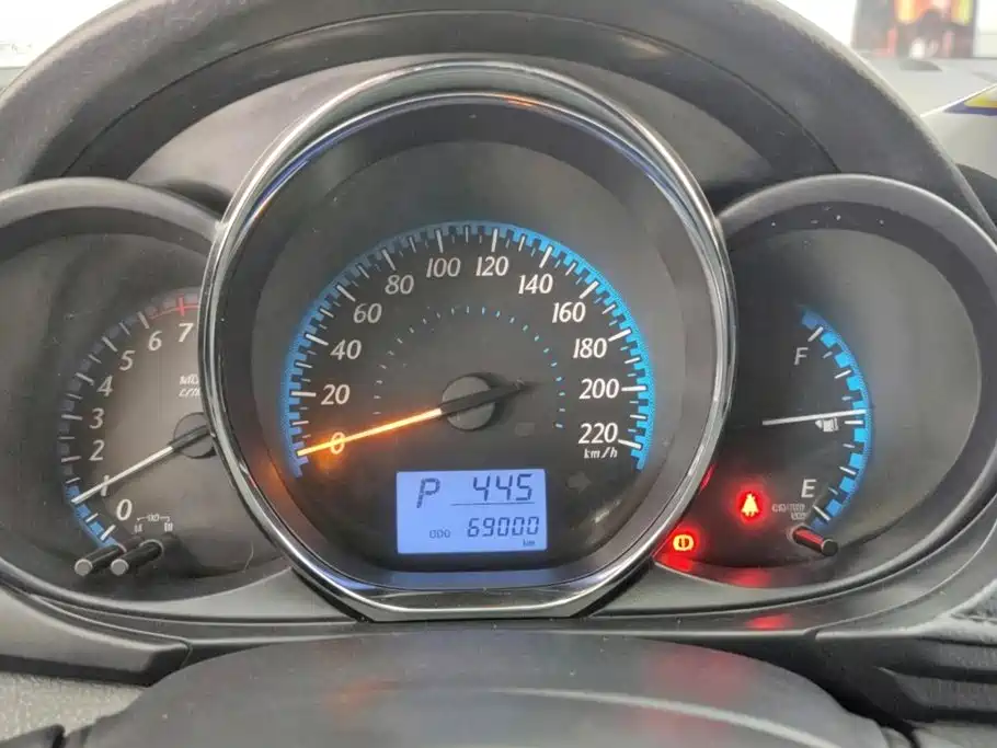 Toyota Yaris L — фото 14