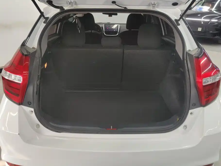 Toyota Yaris L — фото 4