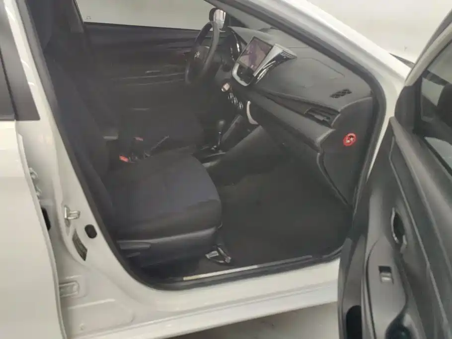Toyota Yaris L — фото 8