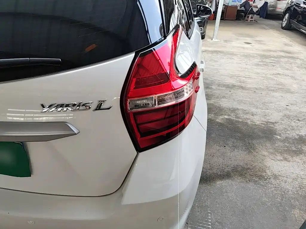 Toyota Yaris L — фото 8