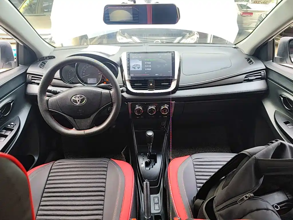 Toyota Yaris L — фото 10