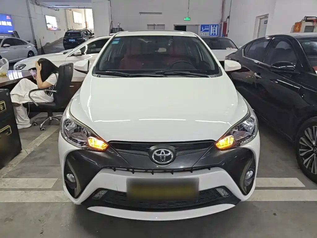 Toyota Yaris L — фото 3