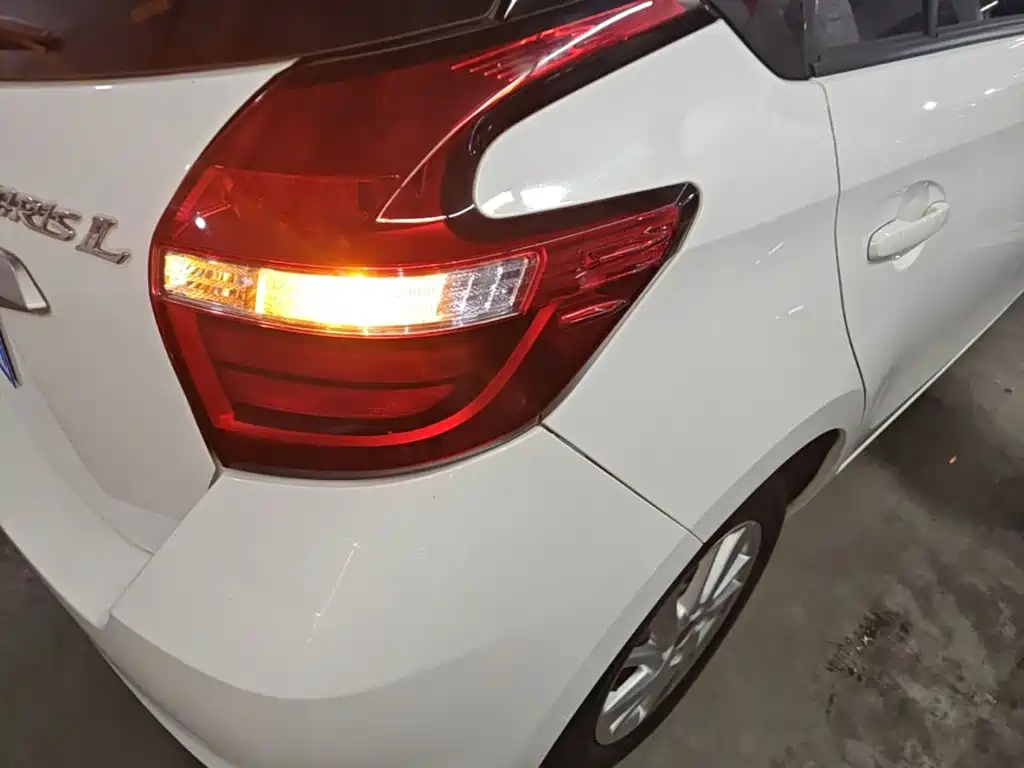 Toyota Yaris L — фото 8