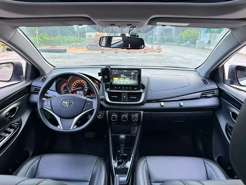 Toyota Yaris L — фото 4